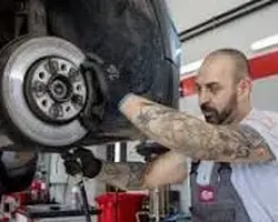 automehanicar u radu